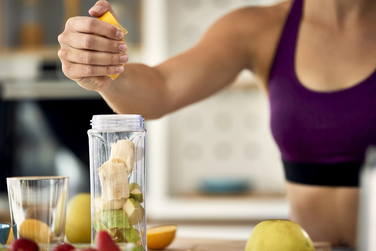 Une femme qui prépare un shaker pour une Alimentation intuitive sportif