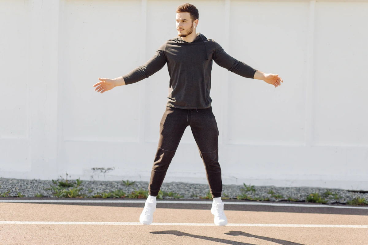 Un homme qui fait du jumping jacks