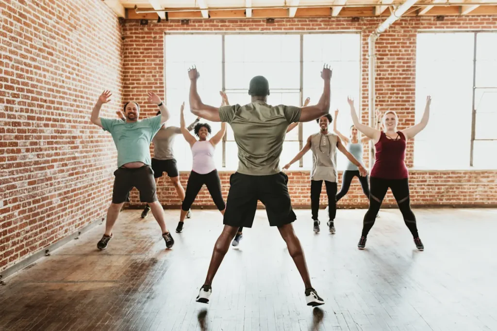 Des personnes qui font du jumping jacks
