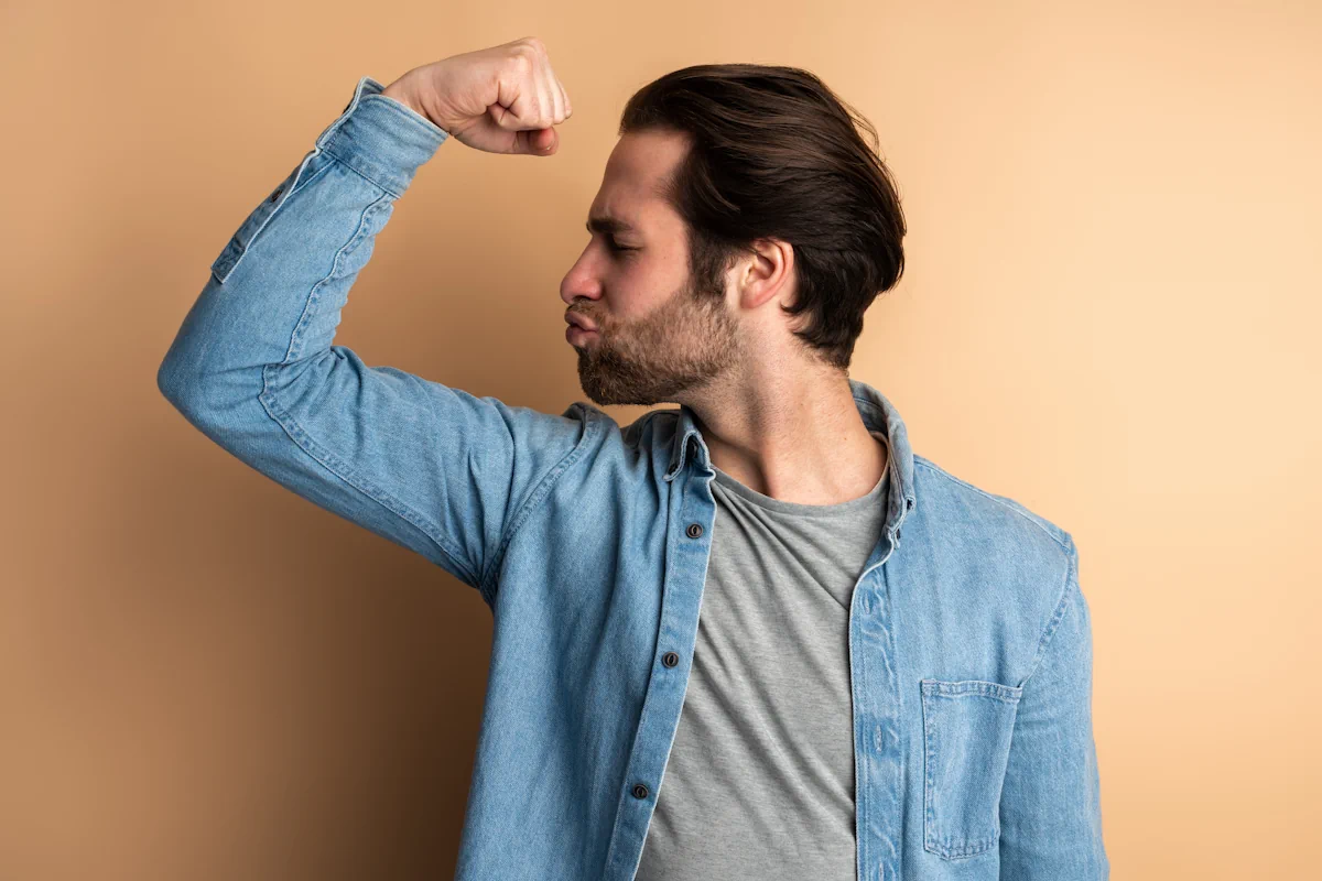 un ectomorphe embrassant ses biceps