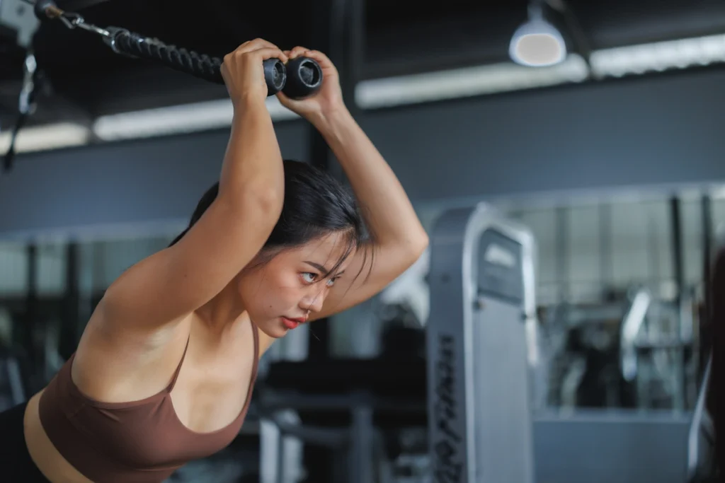 Une femme qui fait des Exercices triceps à la salle