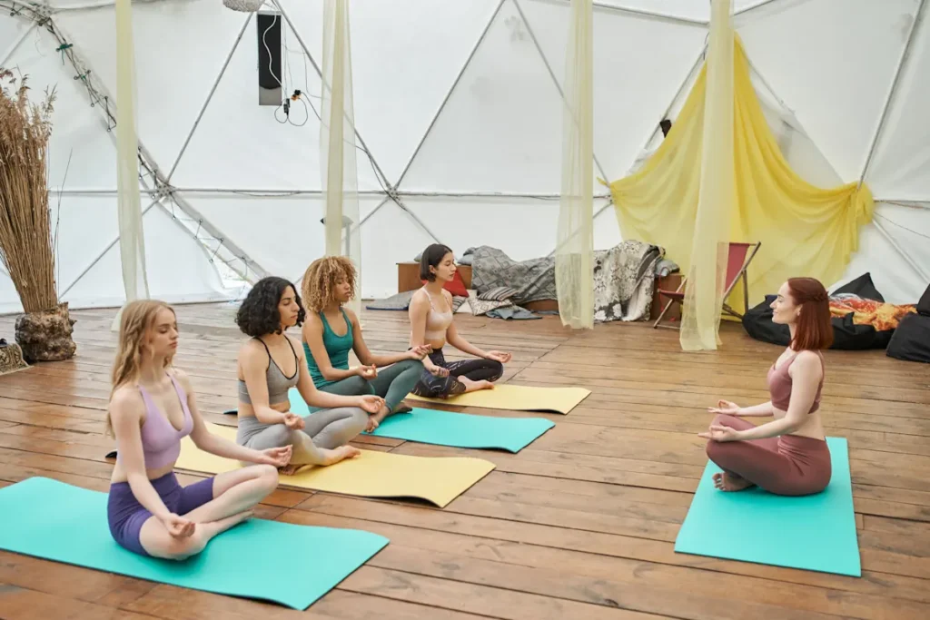 Des personnes qui pratiquent du Yoga à Feurs