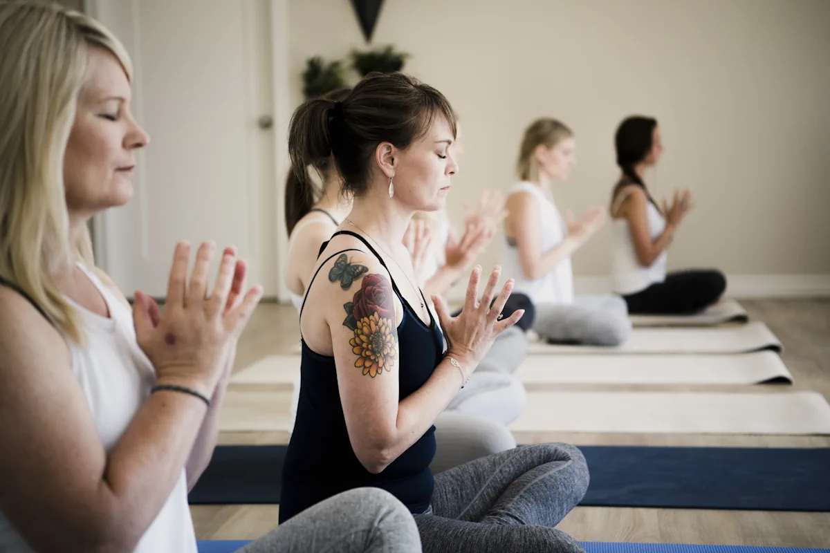 Des femmes qui font du yoga