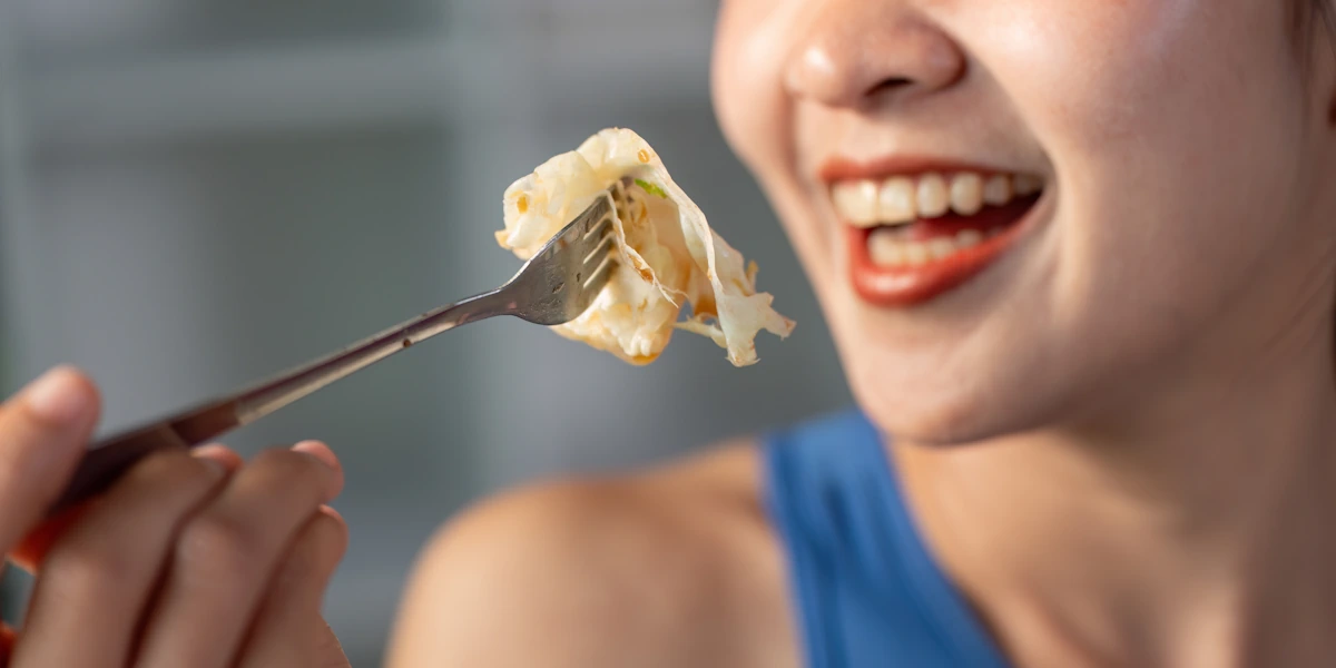 une femme qui mange du zinc