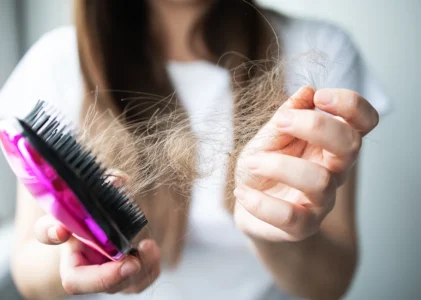 Chute de cheveux chez la femme : comment agir avec l’alimentation ?
