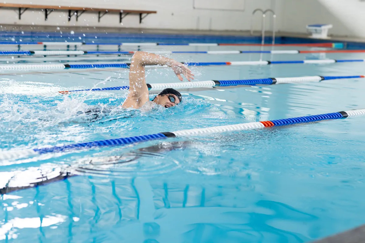 Un nageur dans la piscine