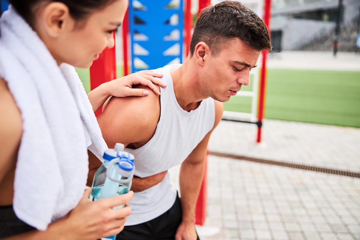Un sportif qui a la nausée pendant un entraînement