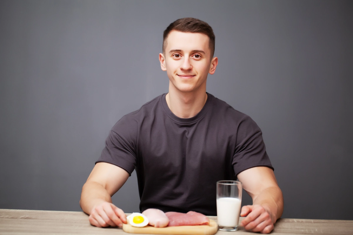 assiette poulet oeuf et fromage blanc pour sportif