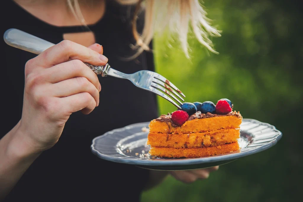 Une femme qui mange un dessert moins de 100 calories