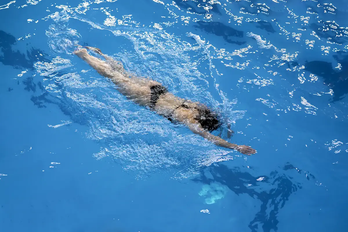 Une femme qui pratique la natation unilatérale