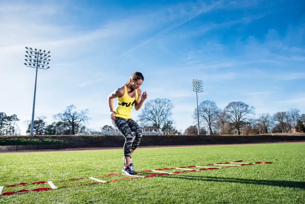 Une femme en pleine performance sportive