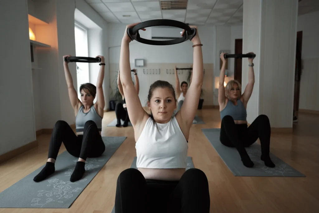 Un groupe de femmes qui fait du pilates pour perdre du poids