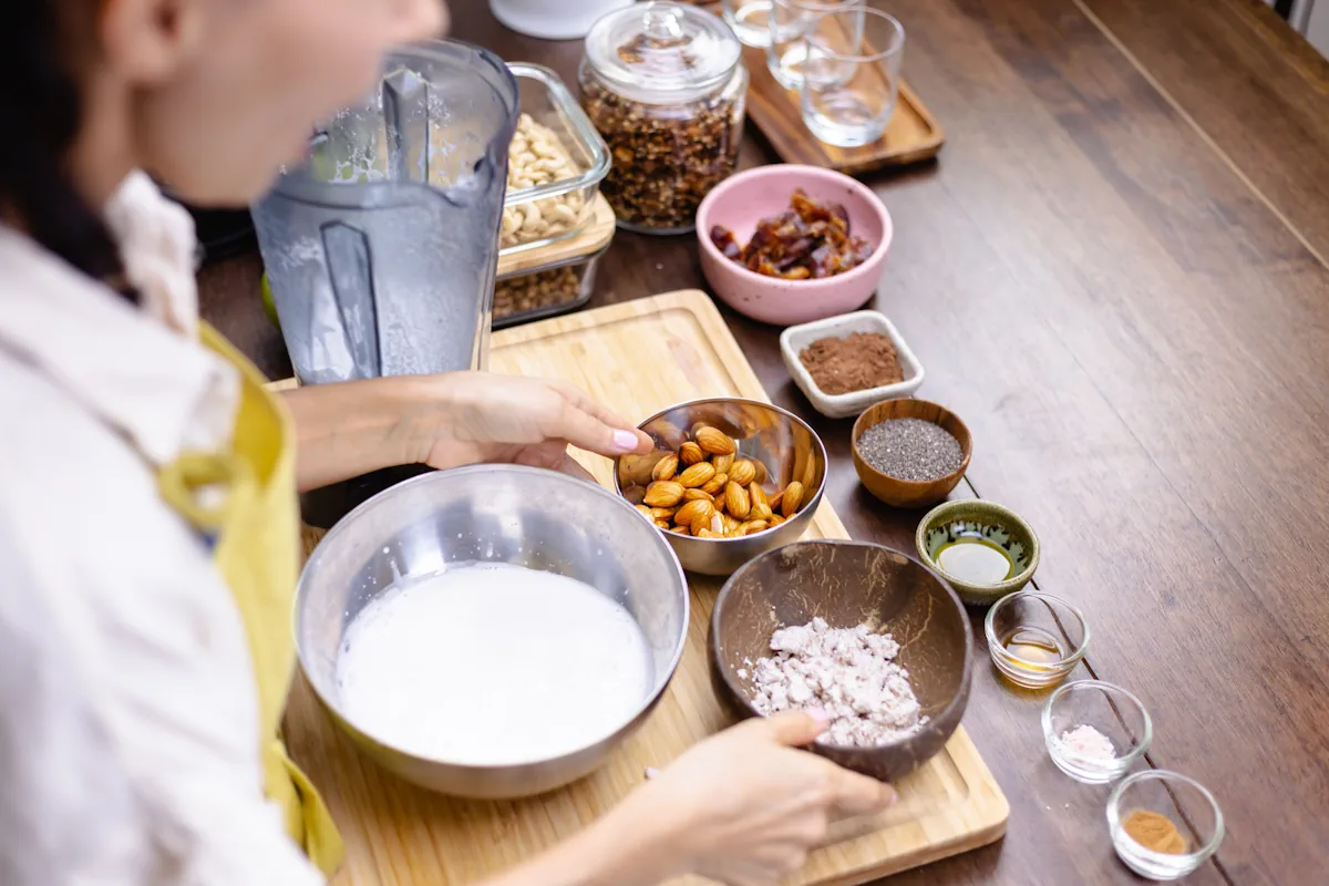 Une personne qui prépare des collations maison