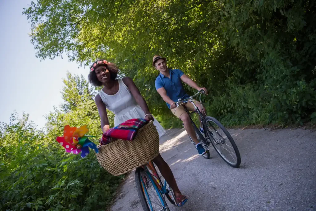 Un couple qui pédale à vélo