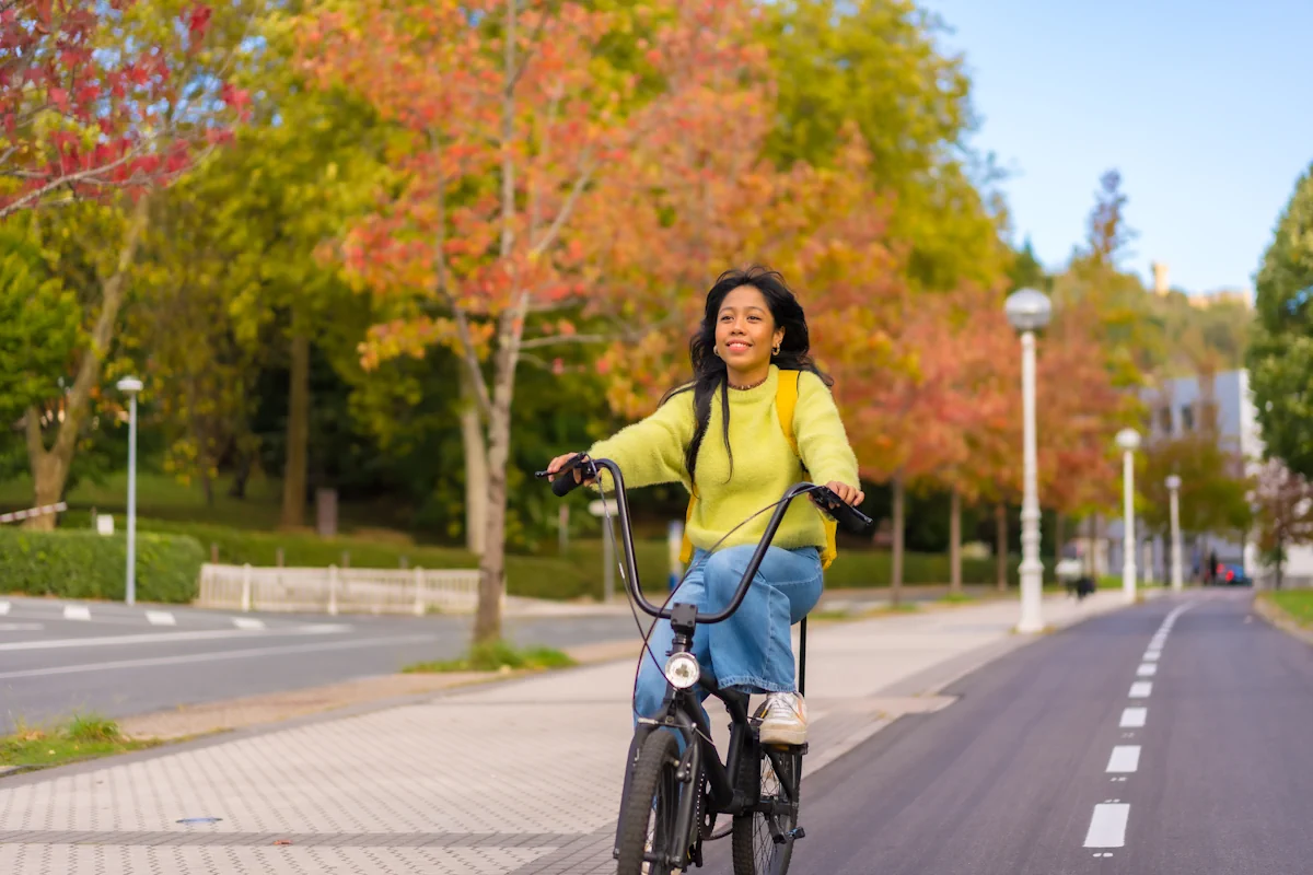 Une femme qui roule à vélo