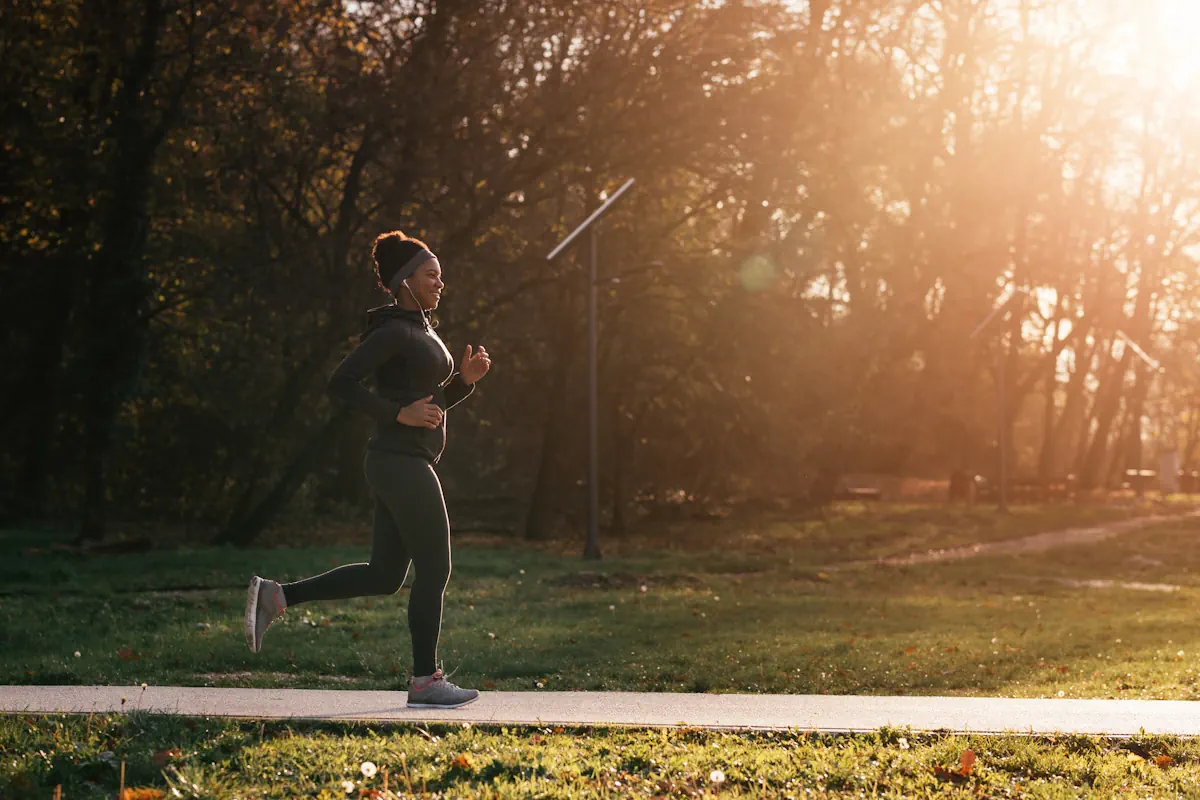 Une femme qui fait du jogging matinal